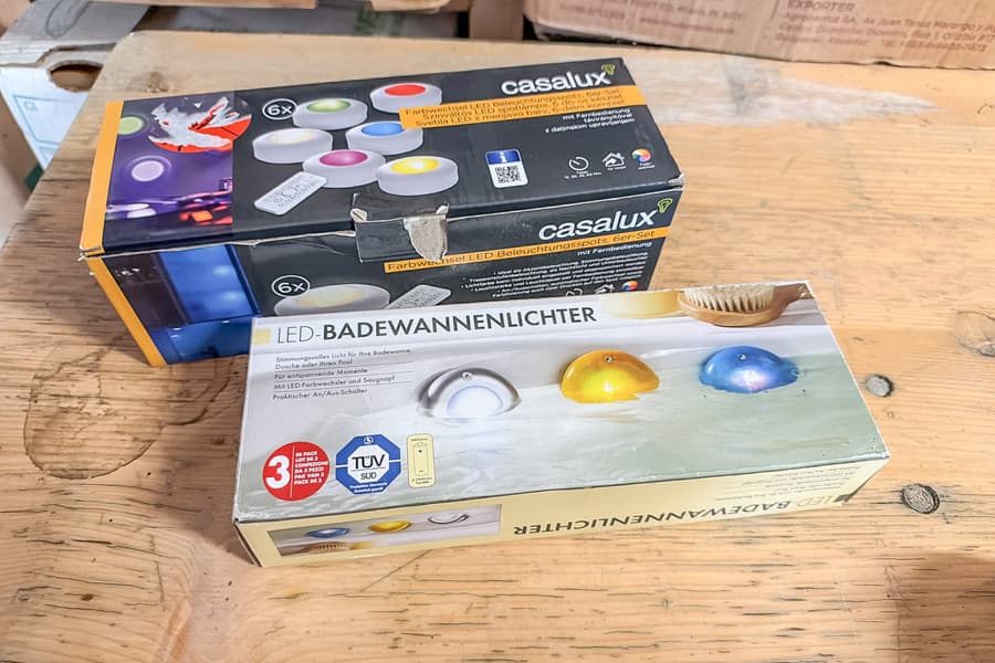 2 Kartons mit LED Spots